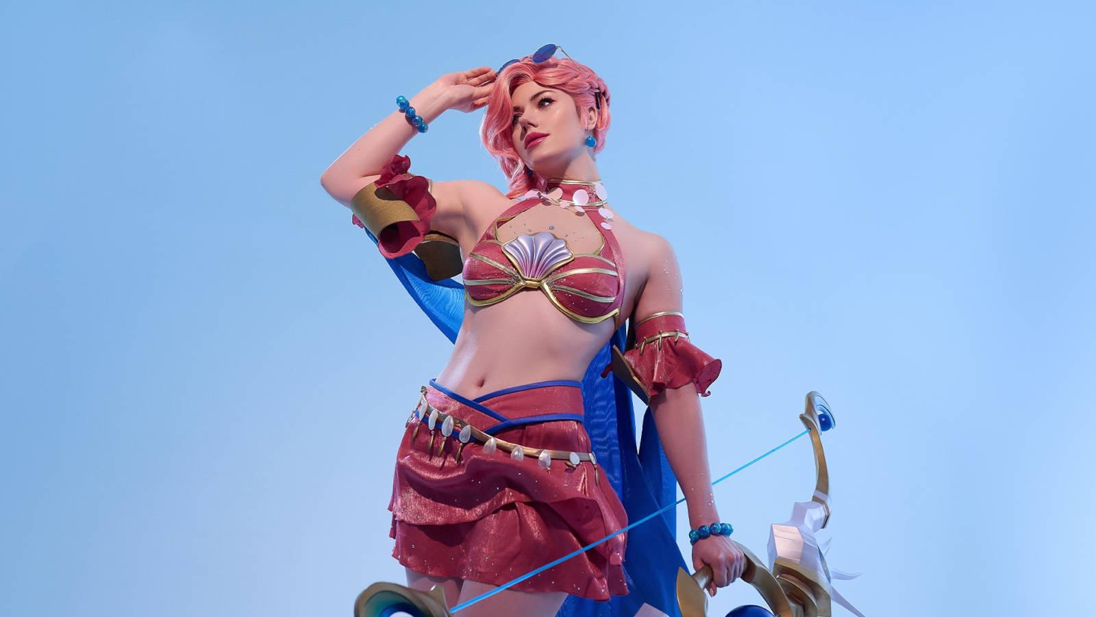 Frel Fashion House Director: Model Shows Ashe Cosplay from League of Legends in Beach Skin Frel Fashion House Director: Model Shows Ashe Cosplay from League of Legends in Beach Skin