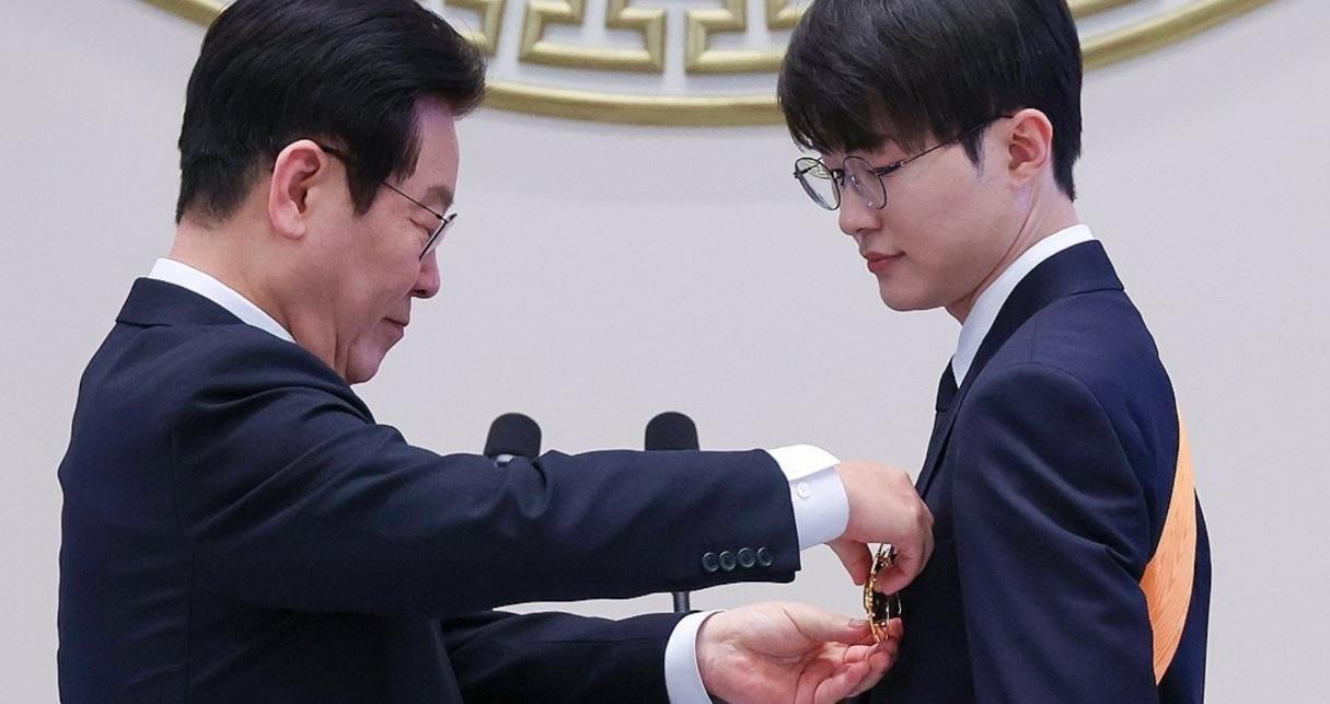 Korean Esports Athlete Faker Receives Top Award from South Korean President