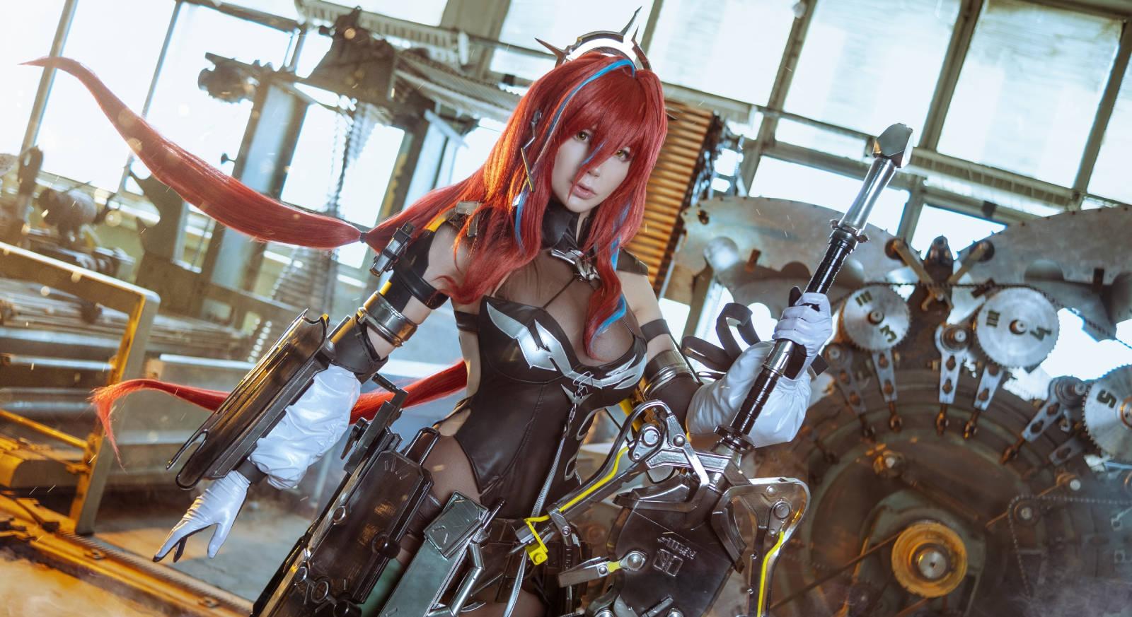 Косплей Эмбер из Arknights: Endfield от очаровательной модели Косплей Эмбер из Arknights: Endfield от очаровательной модели