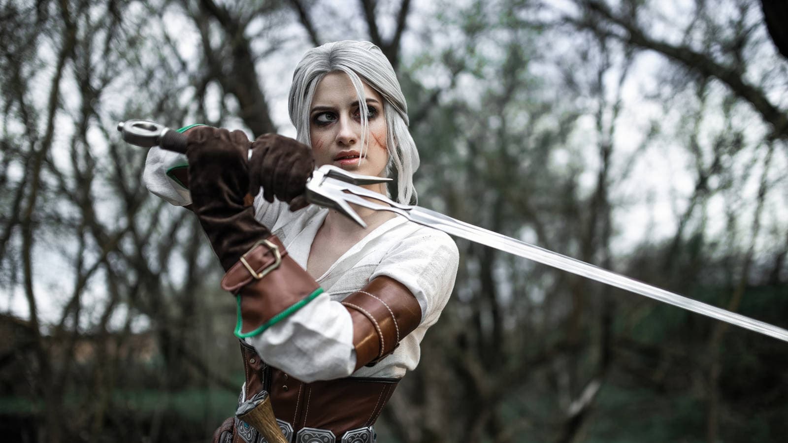 Косплей Цири из The Witcher 3: Wild Hunt в исполнении модели Косплей Цири из The Witcher 3: Wild Hunt в исполнении модели