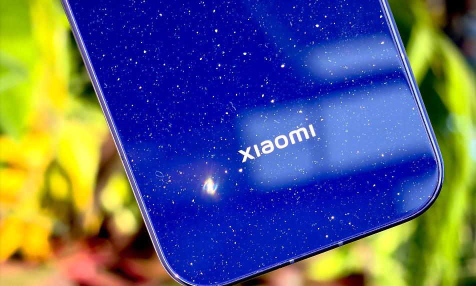 Смартфон Xiaomi 18 Pro в «галактическом» синем цвете: вызов для Galaxy