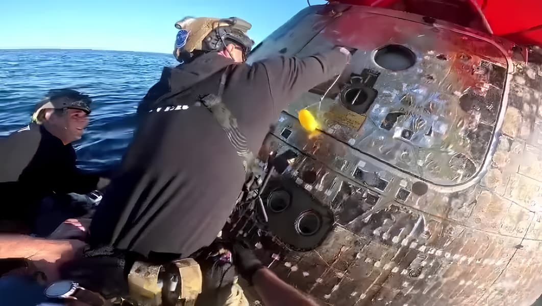 Редкие кадры спасательной операции: как открывали лунный корабль Orion после посадки на воду