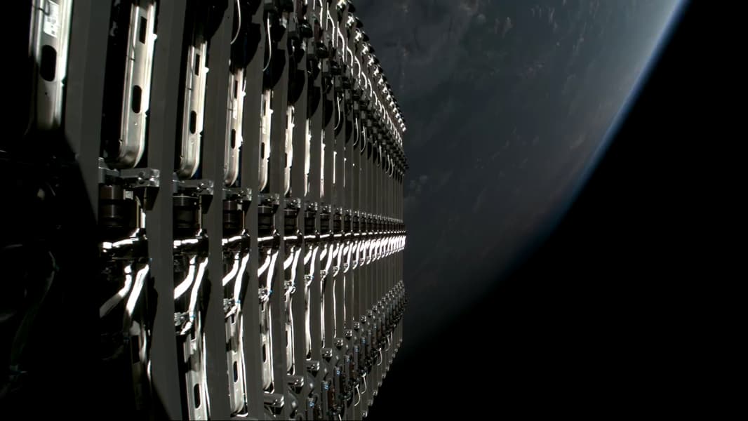 SpaceX успешно вывела на орбиту очередную партию спутников Starlink SpaceX успешно вывела на орбиту очередную партию спутников Starlink