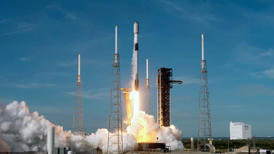 SpaceX вывела на орбиту 29 спутников Starlink: 61-й пуск года на фоне инцидента на соседней площадке SpaceX вывела на орбиту 29 спутников Starlink: 61-й пуск года на фоне инцидента на соседней площадке