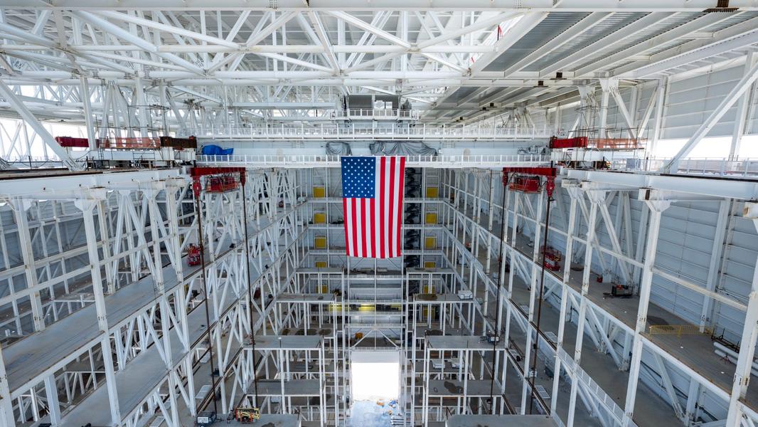 SpaceX показала внутреннее устройство GigaBay: как собирают 24 ракеты Starship одновременно SpaceX показала внутреннее устройство GigaBay: как собирают 24 ракеты Starship одновременно