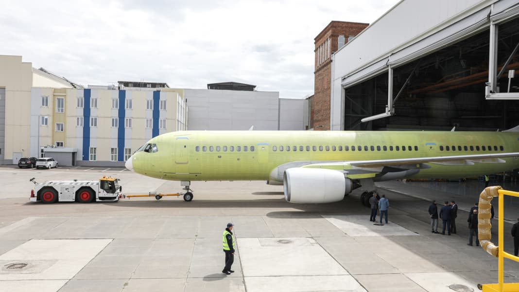 Представлен первый серийный МС-21-310: российский конкурент Boeing и Airbus готовится к испытаниям перед поставкой Представлен первый серийный МС-21-310: российский конкурент Boeing и Airbus готовится к испытаниям перед поставкой