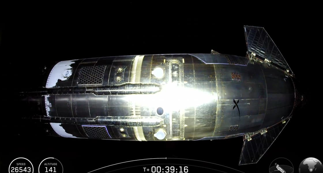 Уникальные кадры: Starship впервые засняли в космосе вместе со Starlink Уникальные кадры: Starship впервые засняли в космосе вместе со Starlink