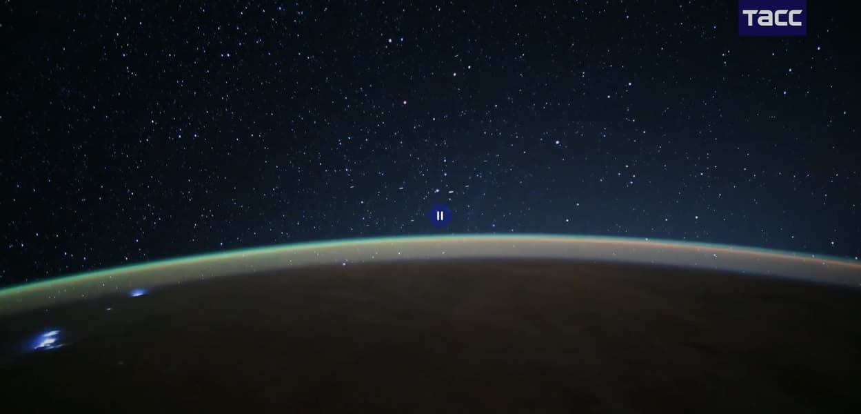 На видео с МКС запечатлели северное сияние, метеоры, грозы и комету