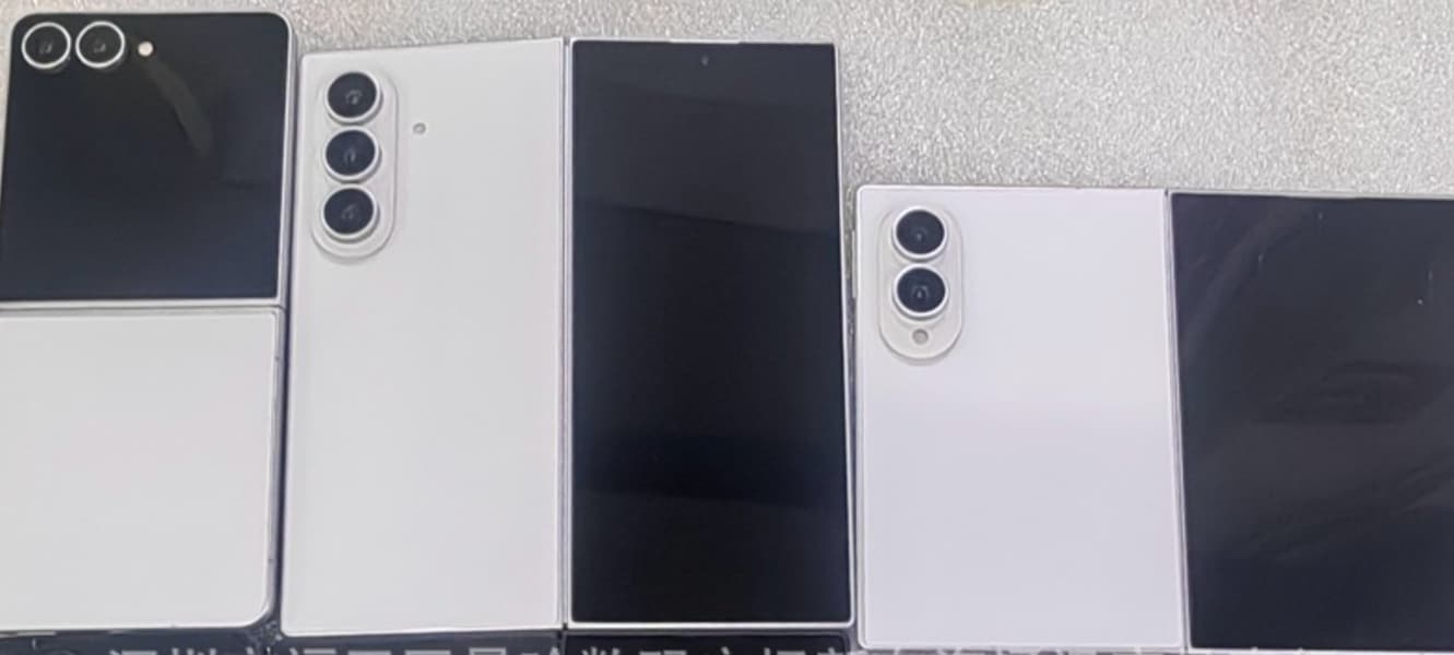 Сравнение макетов Samsung Galaxy Z Flip 8, Z Fold 8 и Z Fold 8 Ultra на одном фото Сравнение макетов Samsung Galaxy Z Flip 8, Z Fold 8 и Z Fold 8 Ultra на одном фото