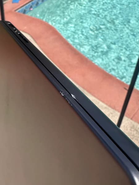 Что стало с новым MacBook Pro после падения с лестницы: фото последствий Что стало с новым MacBook Pro после падения с лестницы: фото последствий