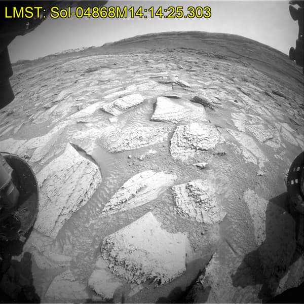 Марсоход Curiosity «застрял»: бур захватил и не отпускает марсианскую породу