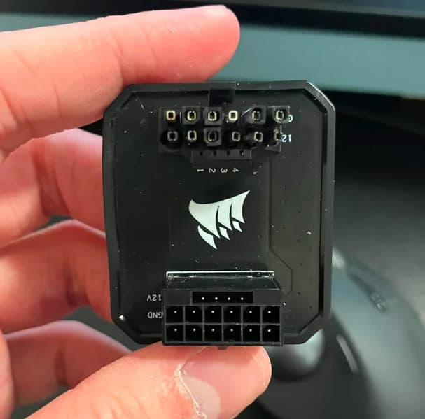Адаптер Corsair для защиты 16-контактного разъема расплавился и вывел из строя GeForce RTX 4090 Адаптер Corsair для защиты 16-контактного разъема расплавился и вывел из строя GeForce RTX 4090
