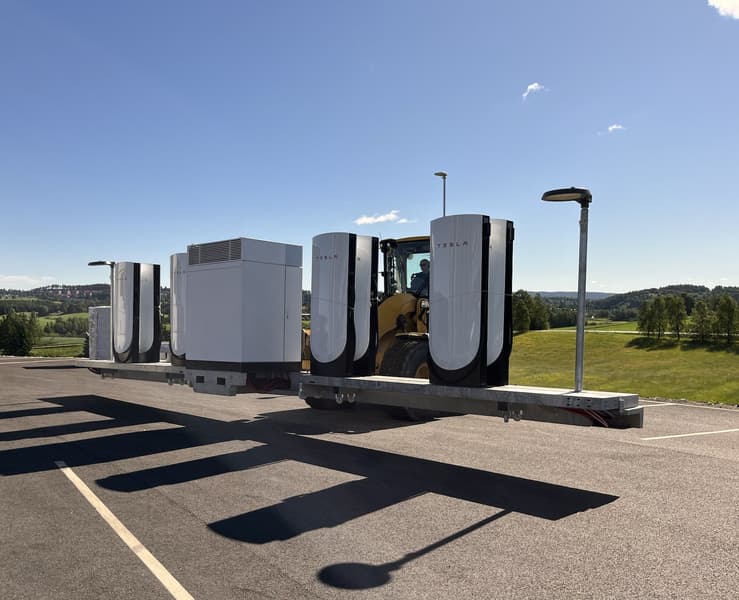 В Европе запустили зарядки Tesla Supercharger V4: 8 модулей мощностью до 500 кВт В Европе запустили зарядки Tesla Supercharger V4: 8 модулей мощностью до 500 кВт