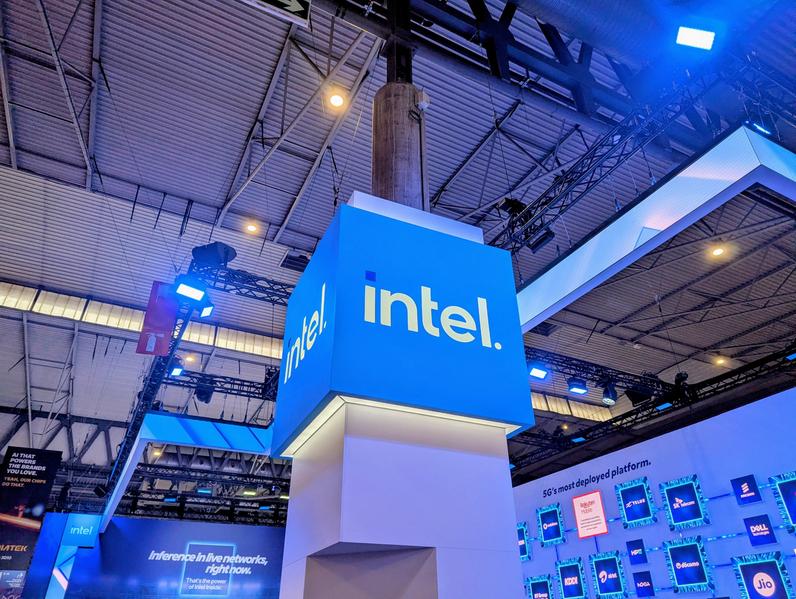 Intel проводит новые сокращения в серверном подразделении на фоне роста акций