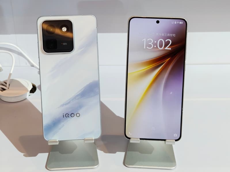 iQOO 15T: «живые» фото смартфона с батареей 8000 мАч, камерой 200 Мп и чипом Dimensity 9500 iQOO 15T: «живые» фото смартфона с батареей 8000 мАч, камерой 200 Мп и чипом Dimensity 9500