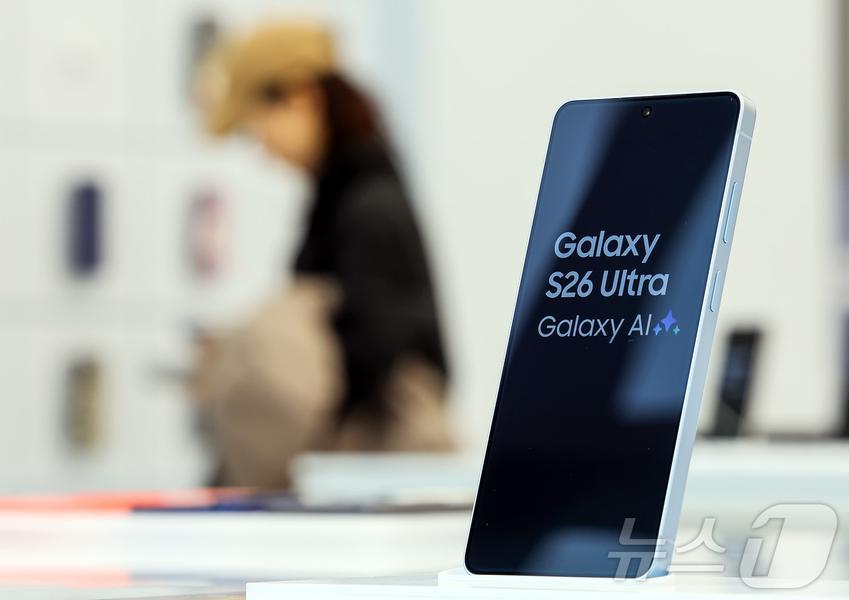 Samsung объяснила появление красного пятна на экране Galaxy S26 Ultra: это не выгорание Samsung объяснила появление красного пятна на экране Galaxy S26 Ultra: это не выгорание