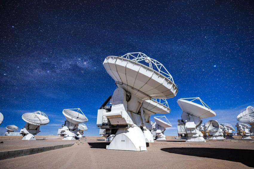 Искал ли SETI не там? Обзор диапазона радиоволн массивом ALMA впервые пролил свет на неизведанную часть эфира Искал ли SETI не там? Обзор диапазона радиоволн массивом ALMA впервые пролил свет на неизведанную часть эфира