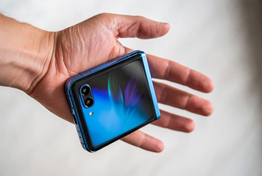 Samsung Galaxy Z Flip8 оснастят улучшенным шарниром и менее заметной складкой на экране Samsung Galaxy Z Flip8 оснастят улучшенным шарниром и менее заметной складкой на экране