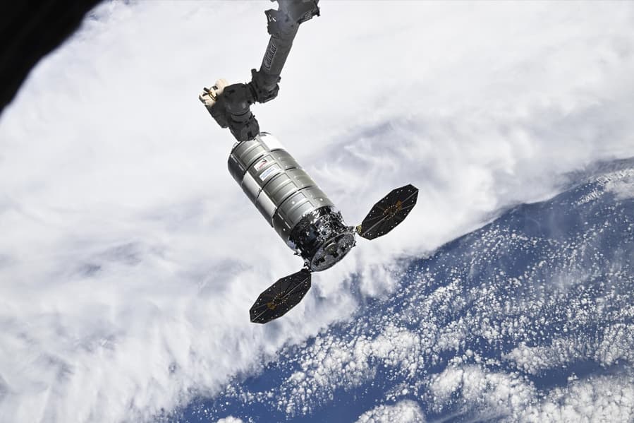 Стыковка грузовика Cygnus XL с МКС: впечатляющие кадры захвата 5-тонного корабля