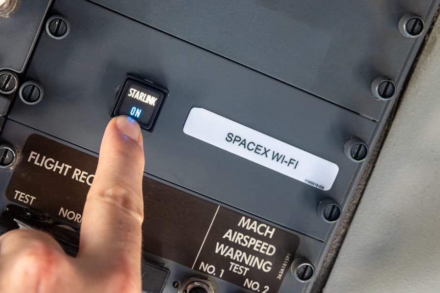 Первый самолет Southwest Airlines оснастили спутниковым интернетом Starlink: как выглядит терминал в кабине пилотов Первый самолет Southwest Airlines оснастили спутниковым интернетом Starlink: как выглядит терминал в кабине пилотов