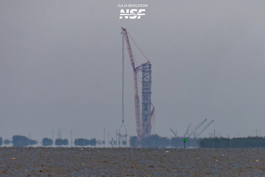 На мысе Канаверал смонтировали семь секций башни Mechazilla для Starship: работы ведет мощнейший в мире кран