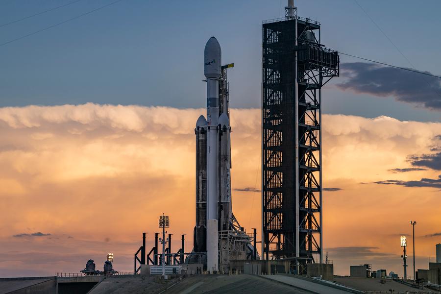 SpaceX впервые в 2024 году вывела гигантскую Falcon Heavy на стартовую площадку