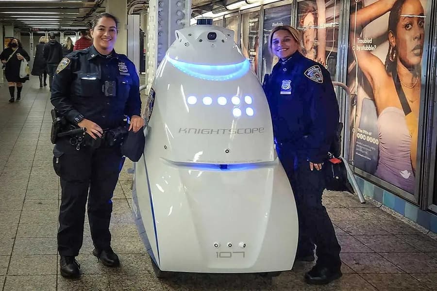 В Огайо уволили полицейского робота DubBot: не выписал ни одного штрафа за год В Огайо уволили полицейского робота DubBot: не выписал ни одного штрафа за год
