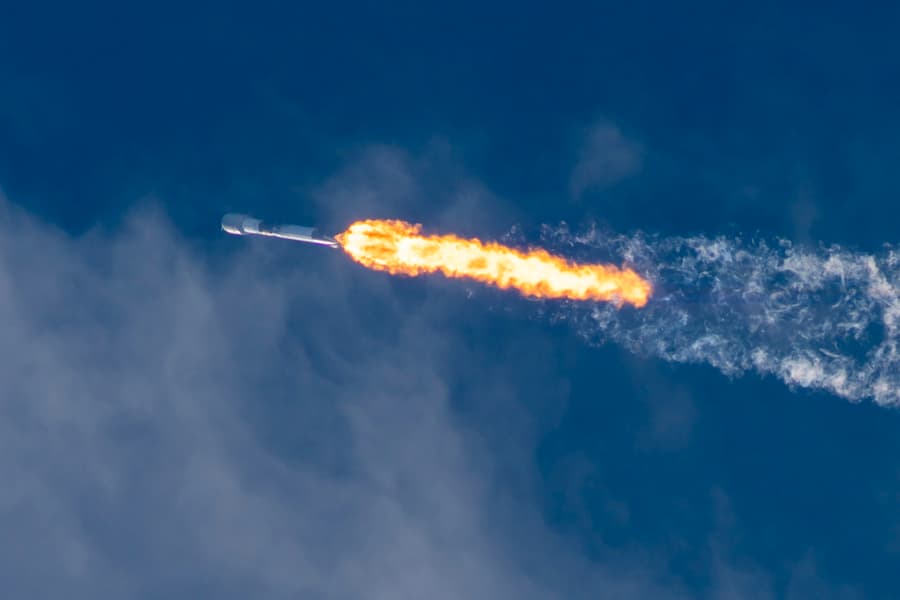 SpaceX показала эффектные кадры 27-го полета первой ступени Falcon 9 при запуске новой партии Starlink SpaceX показала эффектные кадры 27-го полета первой ступени Falcon 9 при запуске новой партии Starlink