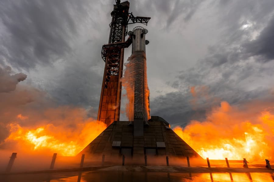 До запуска Starship V3 считанные дни: опубликованы впечатляющие кадры огневых испытаний Super Heavy V3 До запуска Starship V3 считанные дни: опубликованы впечатляющие кадры огневых испытаний Super Heavy V3