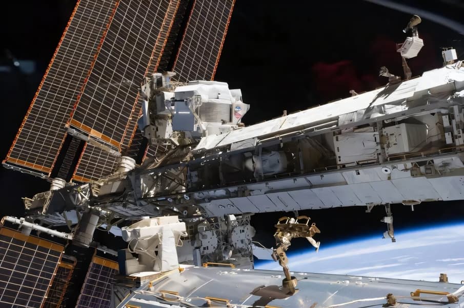 Детектор AMS-02 на МКС обнаружил аномалии в космических лучах, опровергающие текущие научные теории Детектор AMS-02 на МКС обнаружил аномалии в космических лучах, опровергающие текущие научные теории