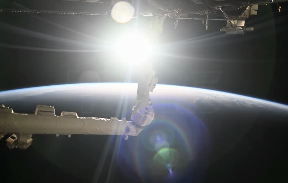 Яркая комета C/2025 R3 приблизилась к Солнцу