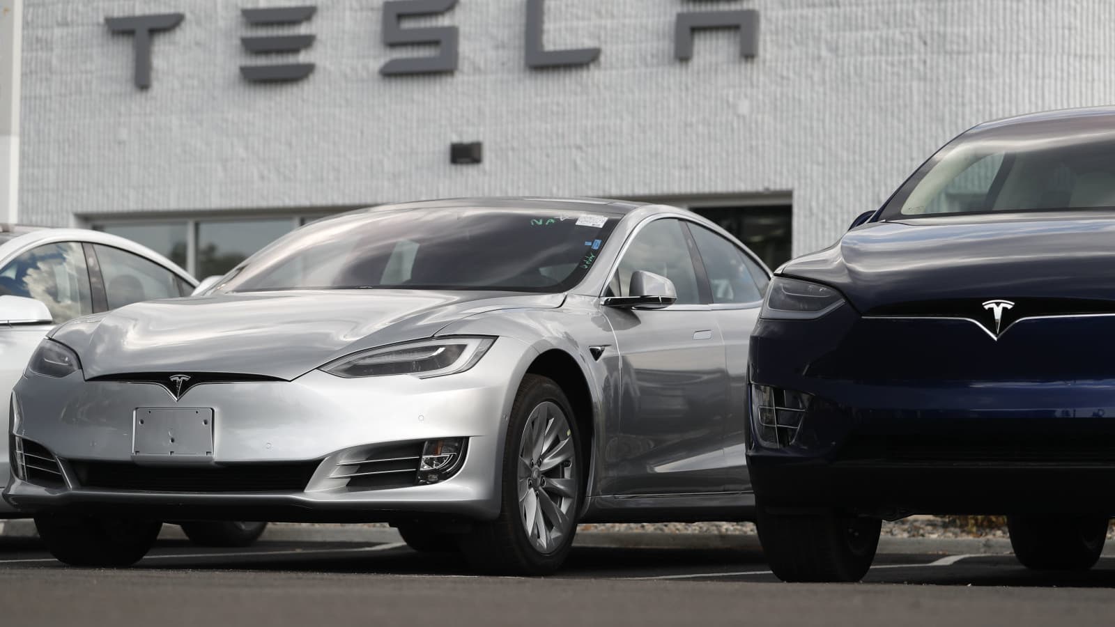 Tesla поднимает цены на электромобили и сокращает выбор опций