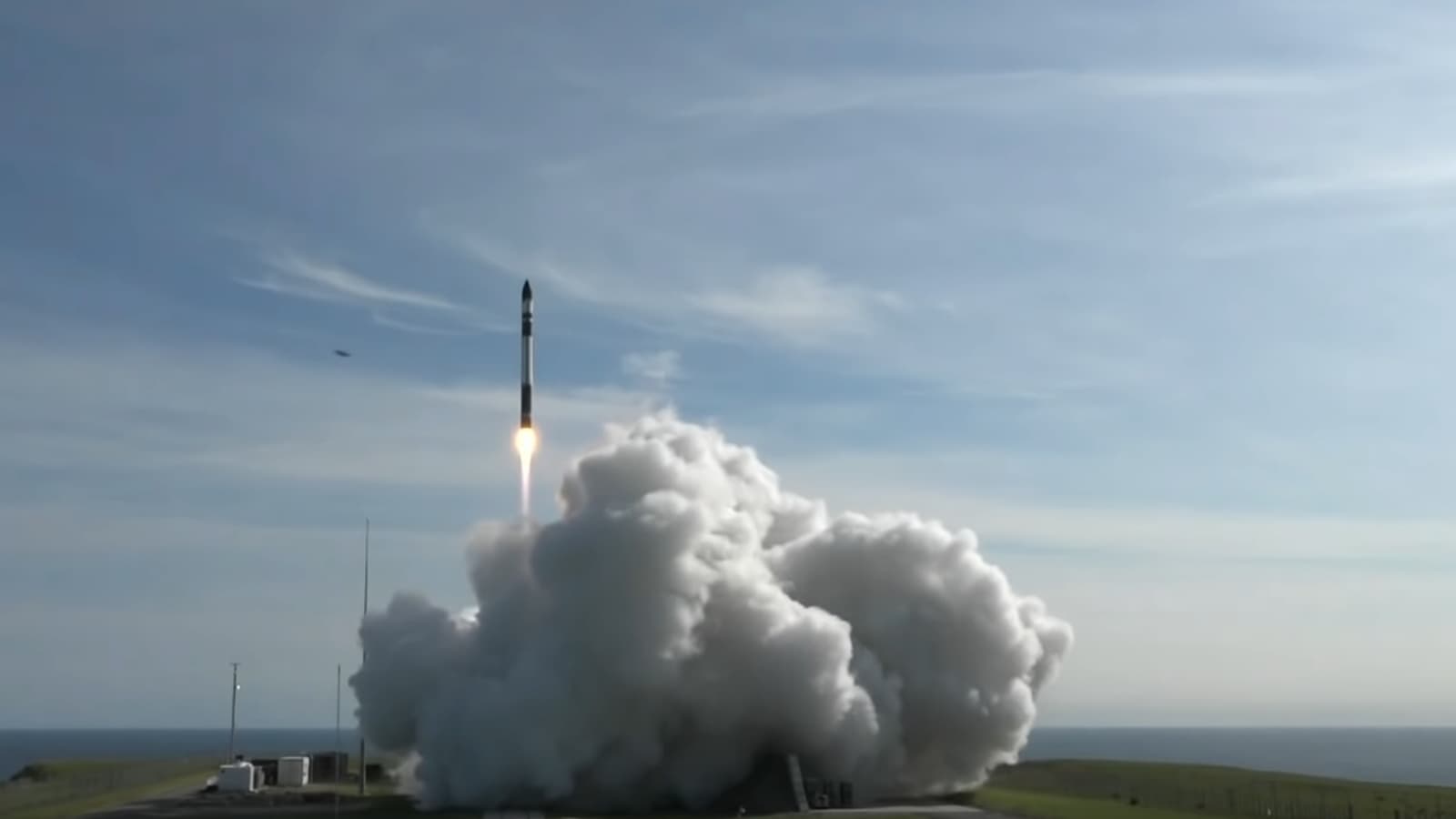 Компактная ракета Electron компании Rocket Lab совершила свой первый коммерческий полёт