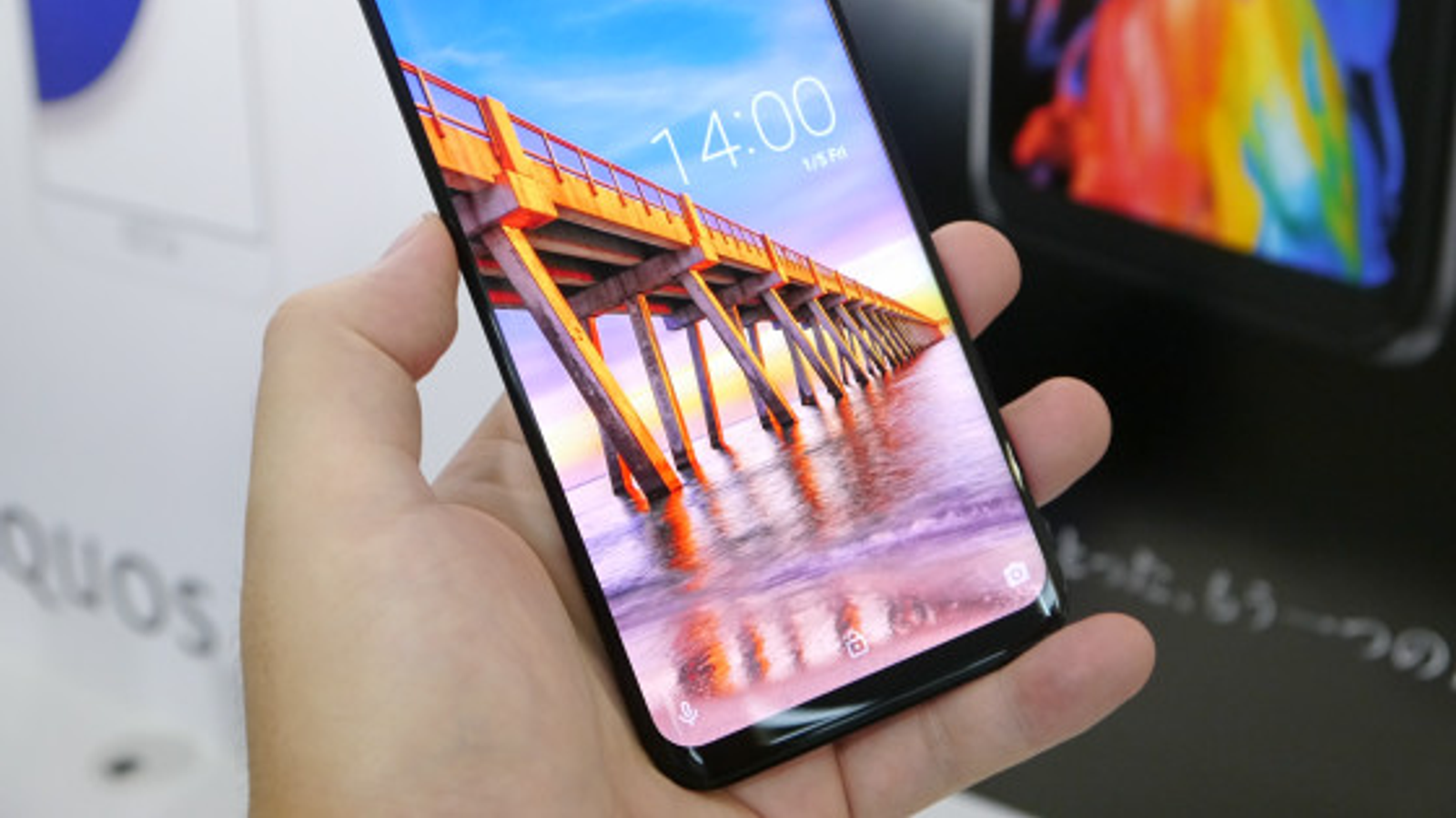 Самый легкий защищенный флагман Sharp Aquos Zero выйдет в январе по цене около 0