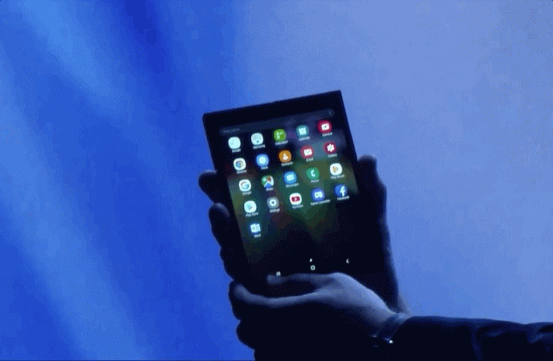 Samsung показала складной смартфон с гибким экраном Samsung показала складной смартфон с гибким экраном