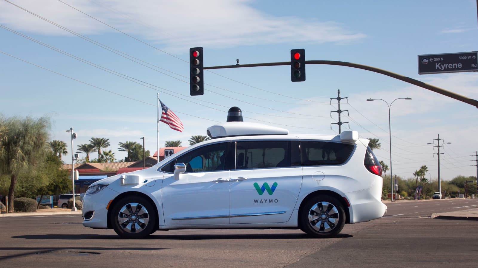 В самоуправляемые автомобили Waymo вернулись водители
