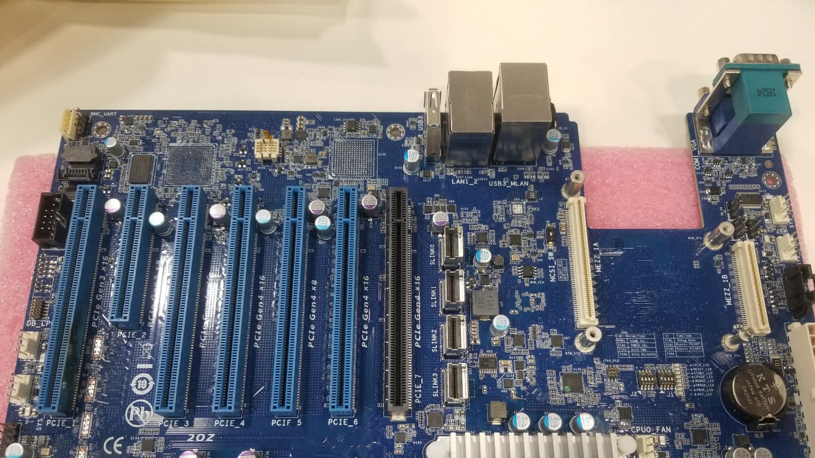 Опубликовано фото материнской платы для серверных процессоров AMD EPYC следующего поколения (Rome) Опубликовано фото материнской платы для серверных процессоров AMD EPYC следующего поколения (Rome)