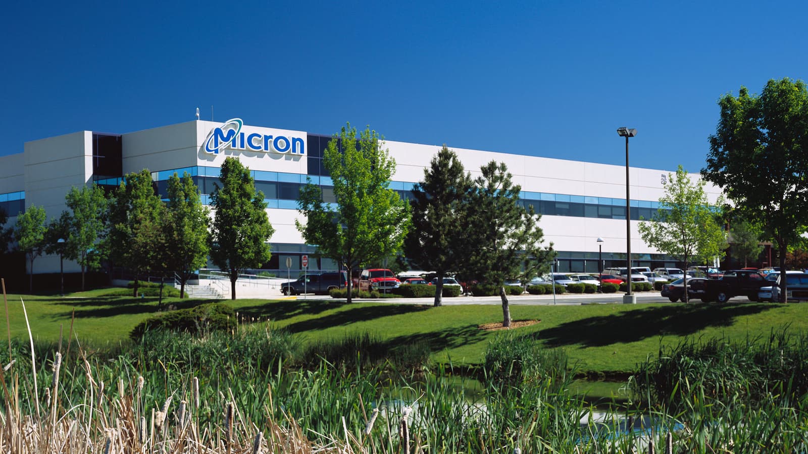 Micron начинает серийное производство первых «монолитных» микросхем памяти LPDDR4x DRAM плотностью 12 Гбит