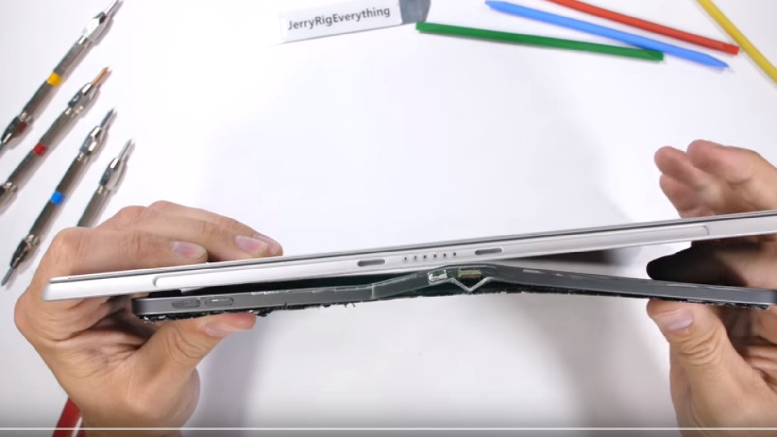 Планшет Microsoft Surface Pro 6 оказался прочнее нового iPad Pro, но он всё равно гнётся Планшет Microsoft Surface Pro 6 оказался прочнее нового iPad Pro, но он всё равно гнётся