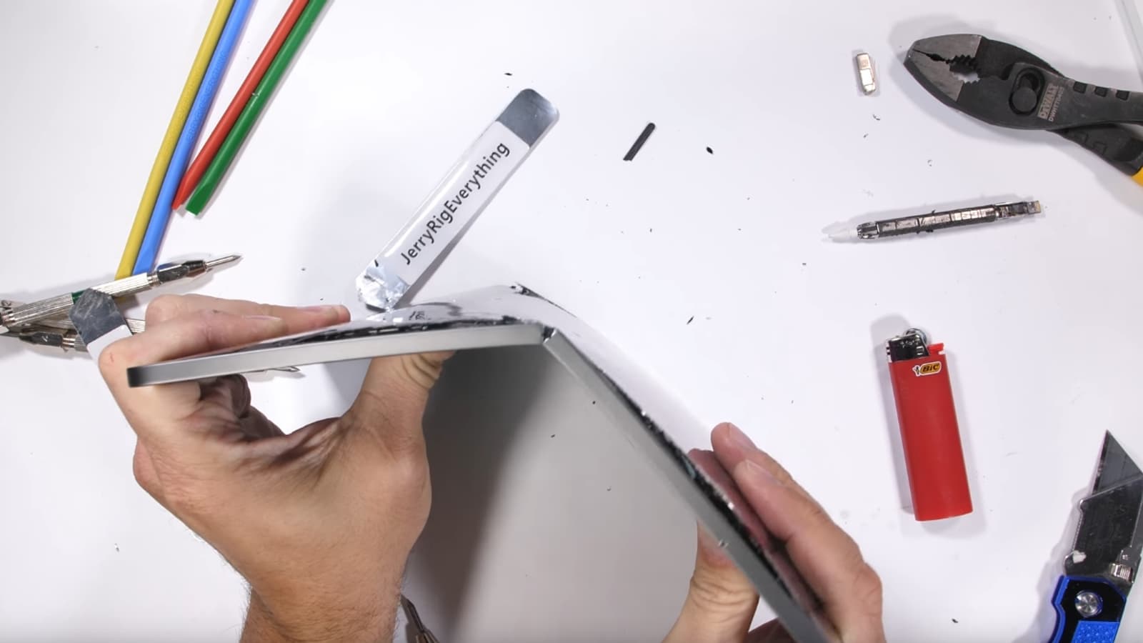 Это планшет или буханка хлеба? Новый iPad Pro ужасающе легко переломить пополам