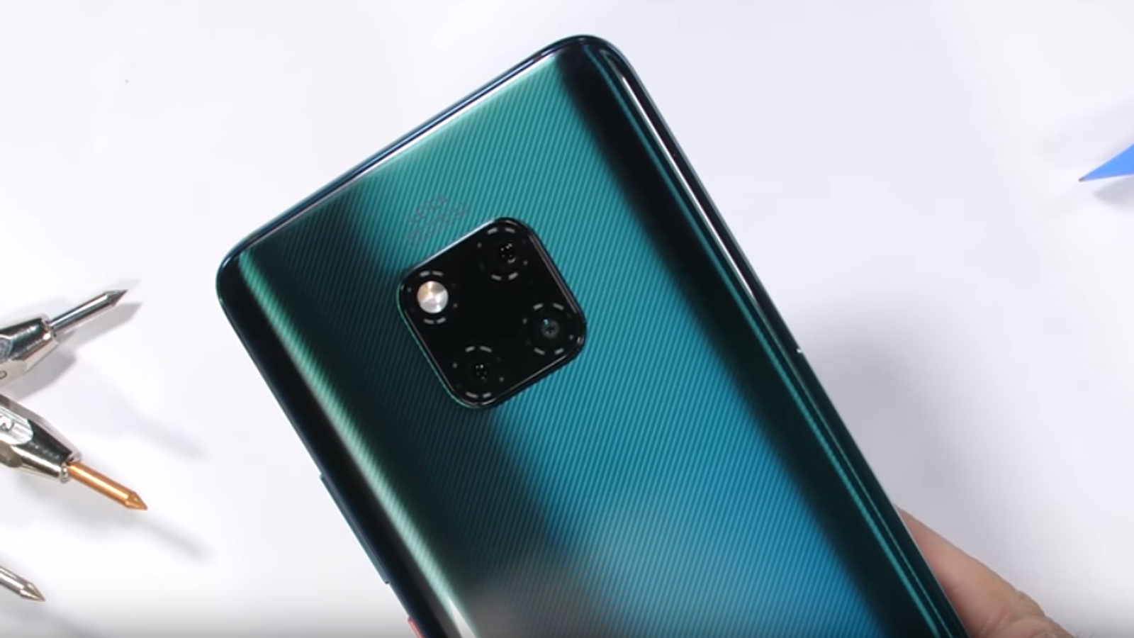 Huawei Mate 20 Pro — один из немногих современных флагманов, проваливший тест на изгиб у блогера JerryRigEverything