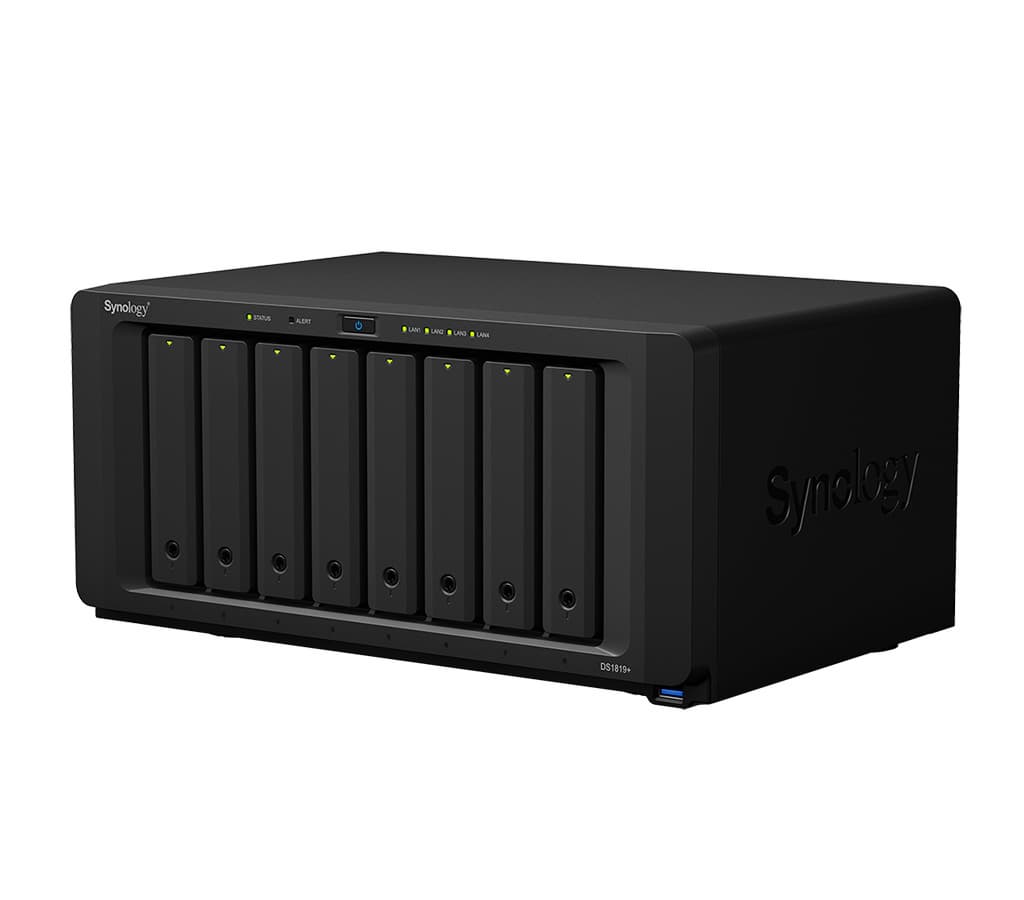 Хранилище Synology DiskStation DS1819+ имеет восемь отсеков для накопителей Хранилище Synology DiskStation DS1819+ имеет восемь отсеков для накопителей