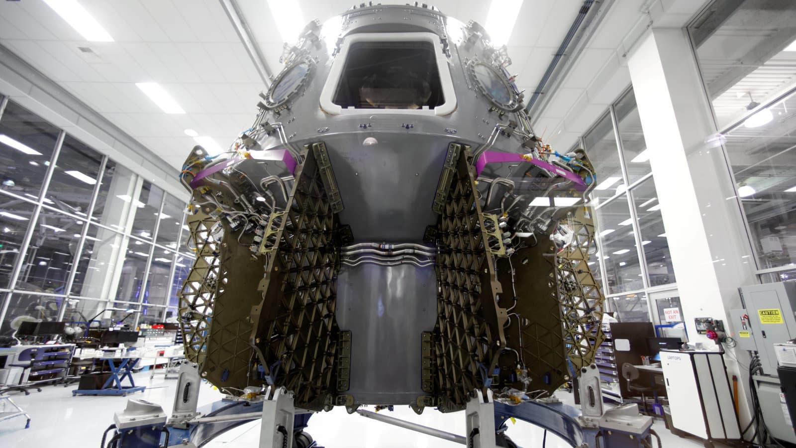 SpaceX впервые доставит космонавтов на МКС уже в июне следующего года