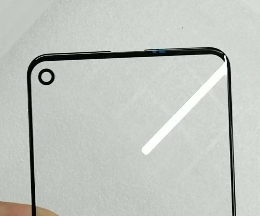 Фото подтверждает дизайн лицевой панели смартфона Samsung Galaxy A8s с дырявым экраном Фото подтверждает дизайн лицевой панели смартфона Samsung Galaxy A8s с дырявым экраном