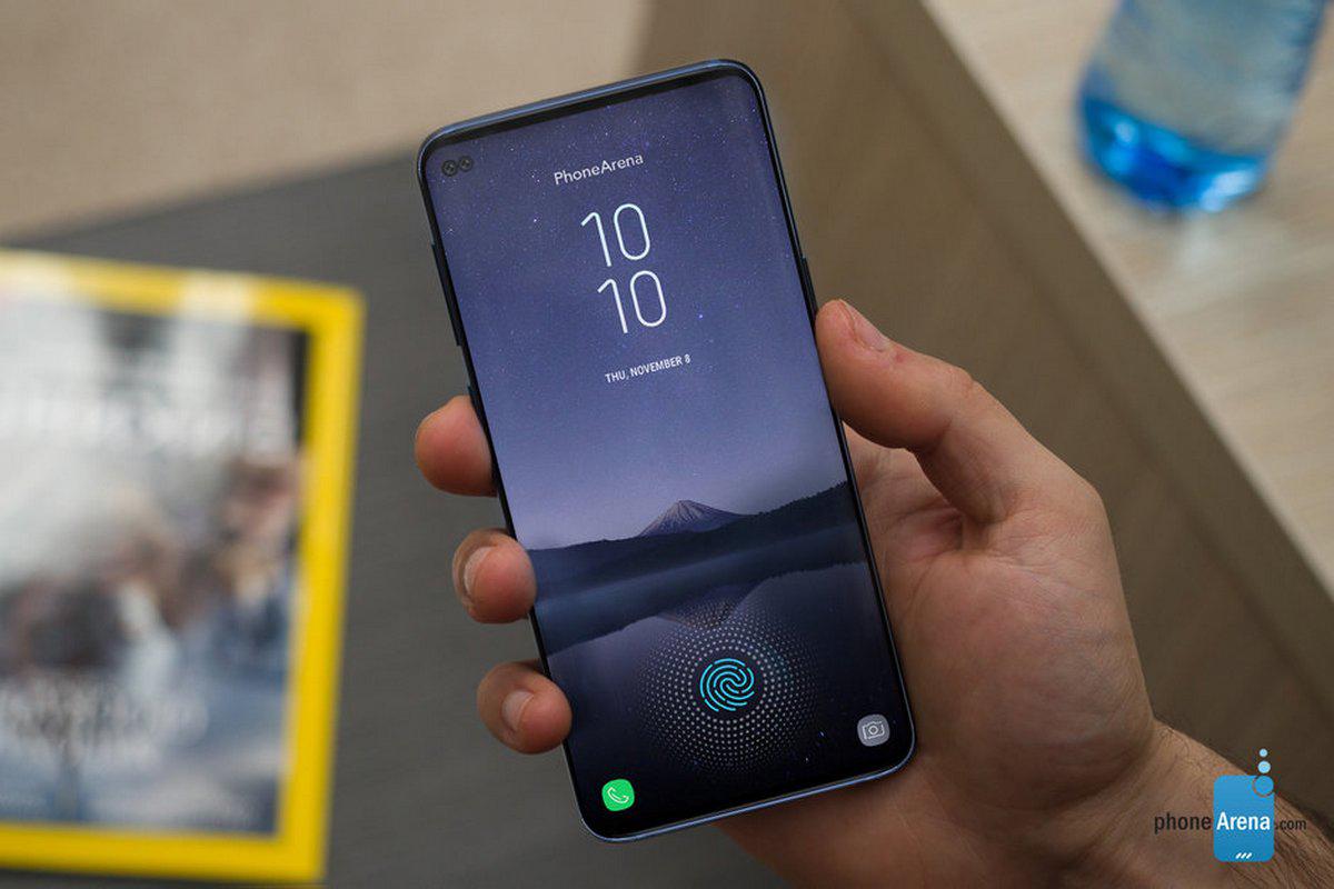 Смартфон Samsung Galaxy S10+ будет отличаться от младших версий другой формой отверстия в экране Смартфон Samsung Galaxy S10+ будет отличаться от младших версий другой формой отверстия в экране