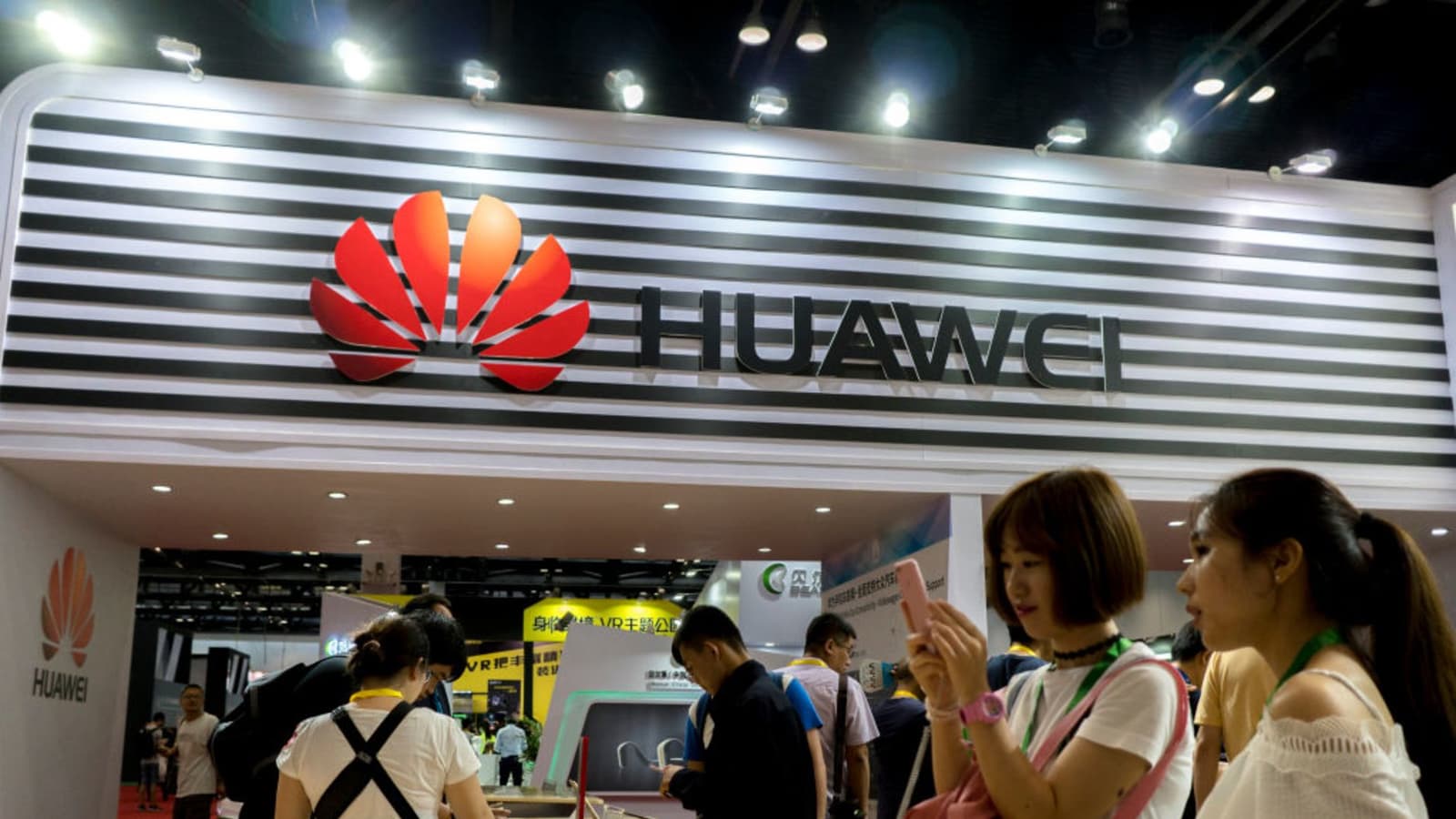 Выручка Huawei по итогам года превысит 100 млрд долларов