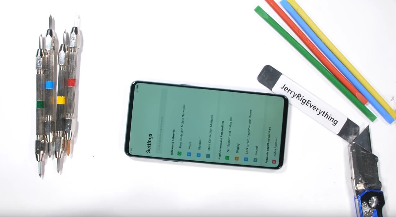 Двухэкранный смартфон ZTE Nubia X с успехом прошёл тесты блогера JerryRigEverything