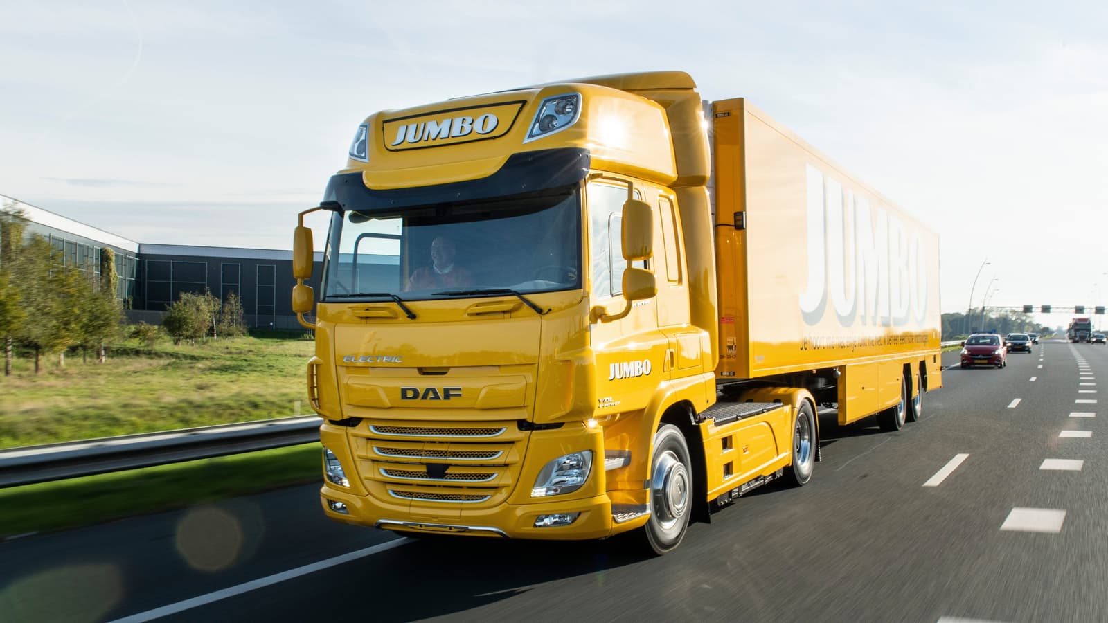 Компания DAF передала заказчику свой первый электрический грузовик. Правда, его запас хода составляет всего 100 км