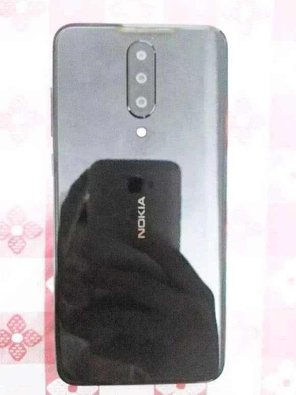 На живых фото засветился загадочный смартфон Nokia с тройной камерой
