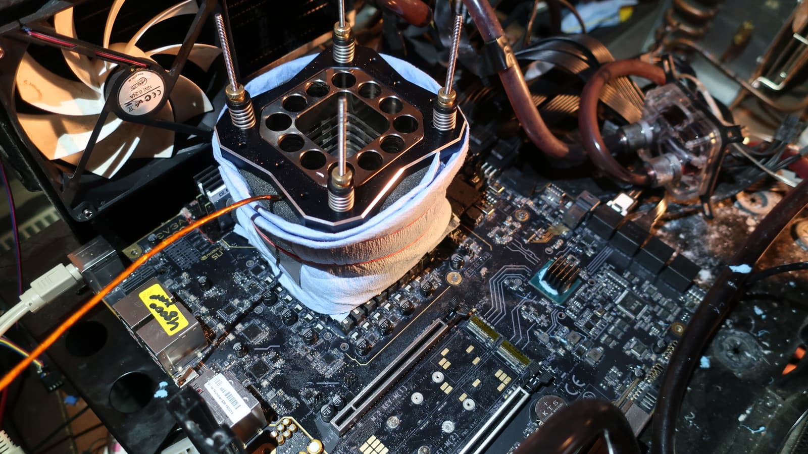 Топовая системная плата EVGA Z390 Dark помогла установить новый рекорд среди восьмиядерных процессоров